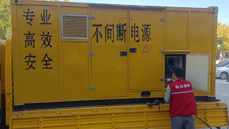 炉霍柴油发电机组和UPS电源配合使用时，如何避免切换过程中的电力中断？